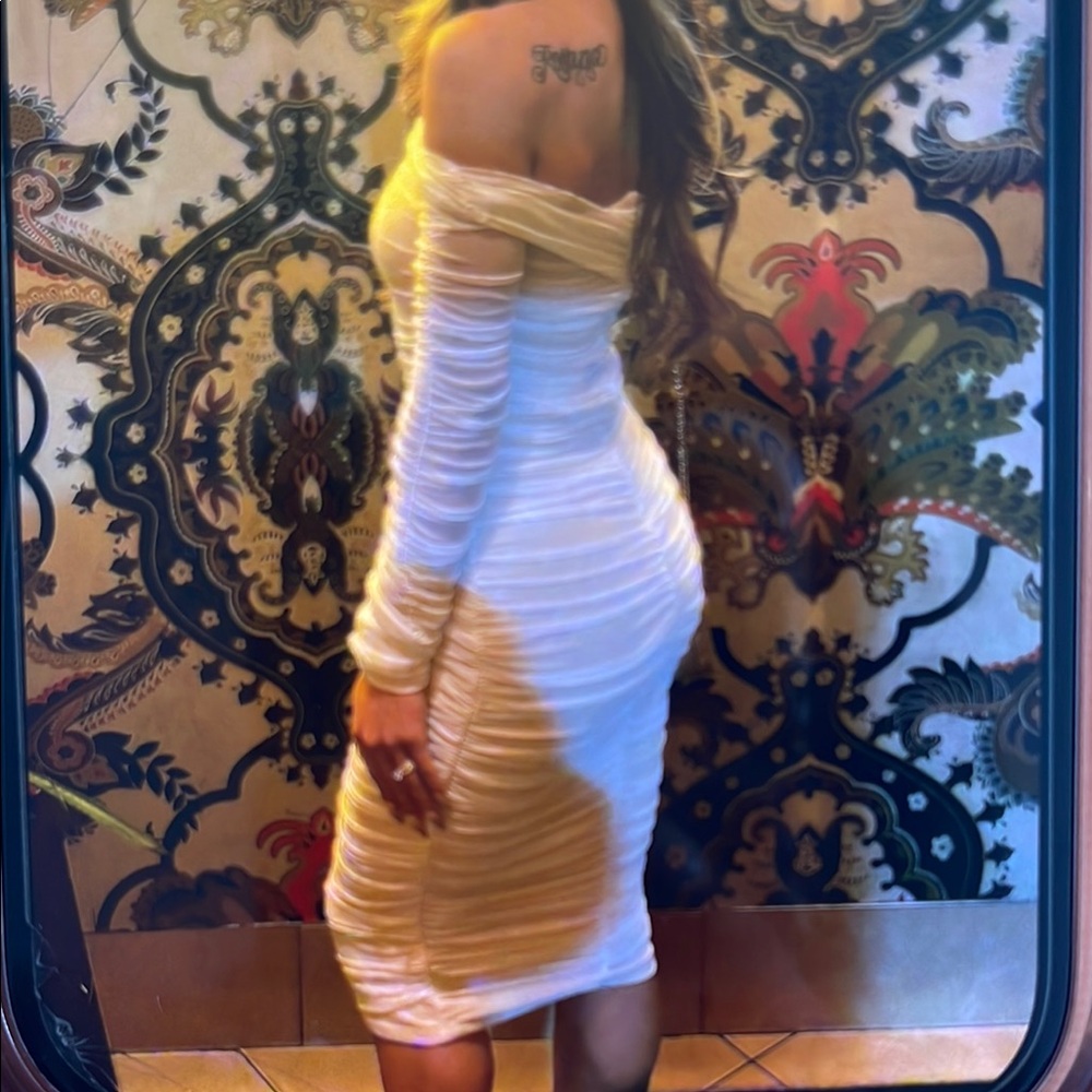 Elegant White Off-Shoulder Dress - Picture 3 of 5